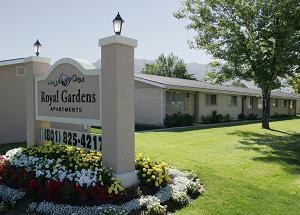 Royal-gardens-sign_41